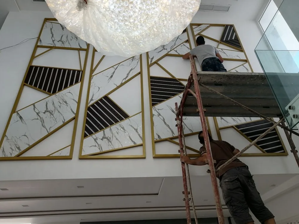 Panneaux muraux décoratifs sur mesure — cadres laiton